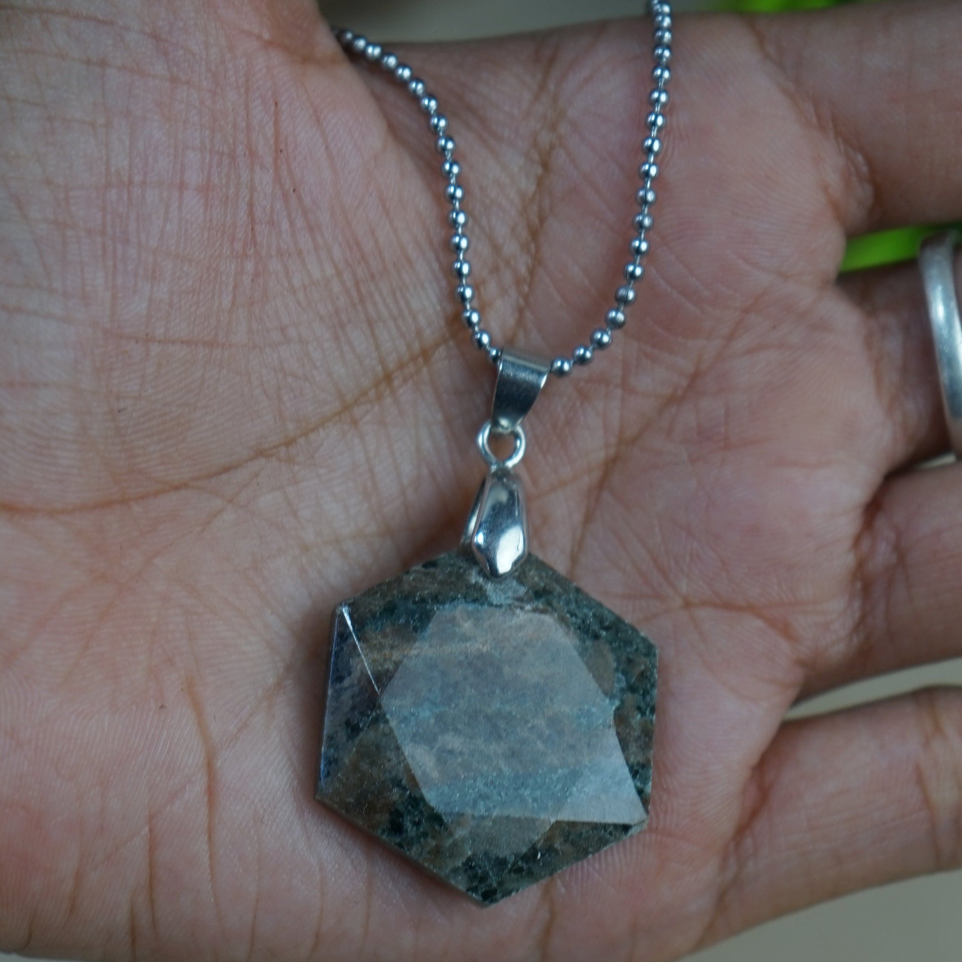 David Star Pendant(25mm)-Ruby Kyanite-Maitri Export | Crystals Store