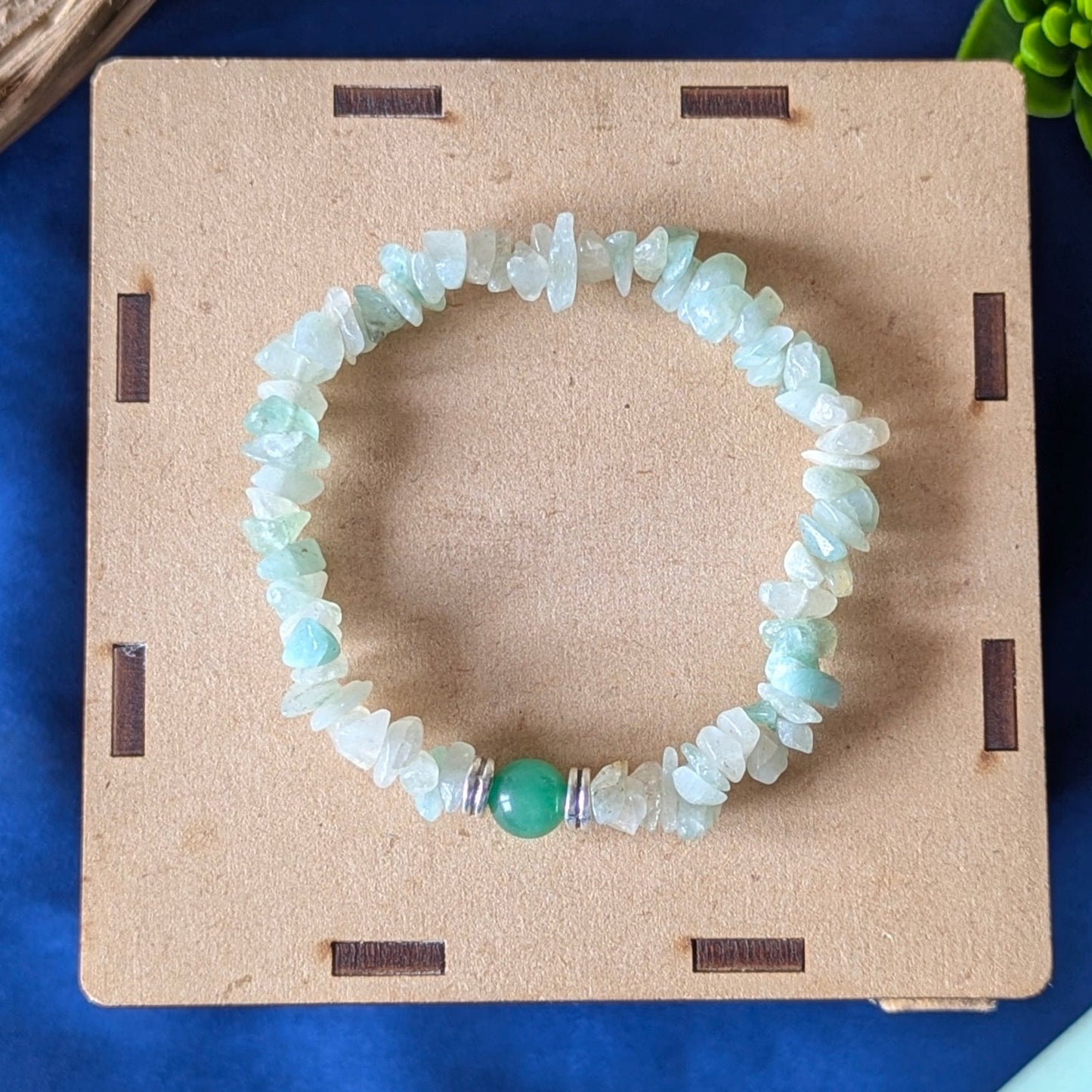 Chips Bracelet with center 8mm beads-Green Aventurine-Maitri Export | Crystals Store