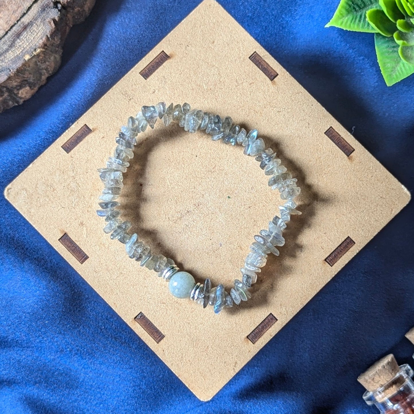 Chips Bracelet with center 8mm beads-Labradorite-Maitri Export | Crystals Store