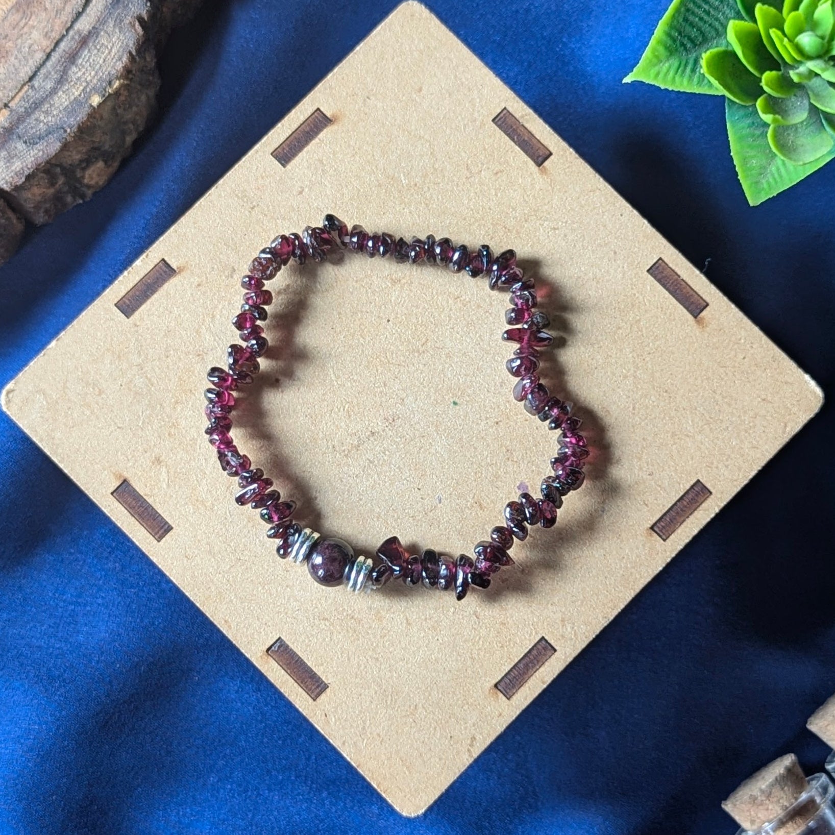 Chips Bracelet with center 8mm beads-Garnet-Maitri Export | Crystals Store