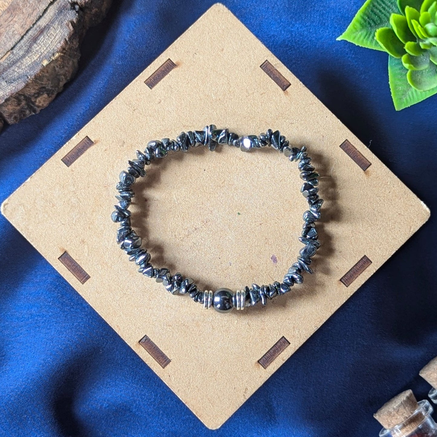Chips Bracelet with center 8mm beads-hematite-Maitri Export | Crystals Store